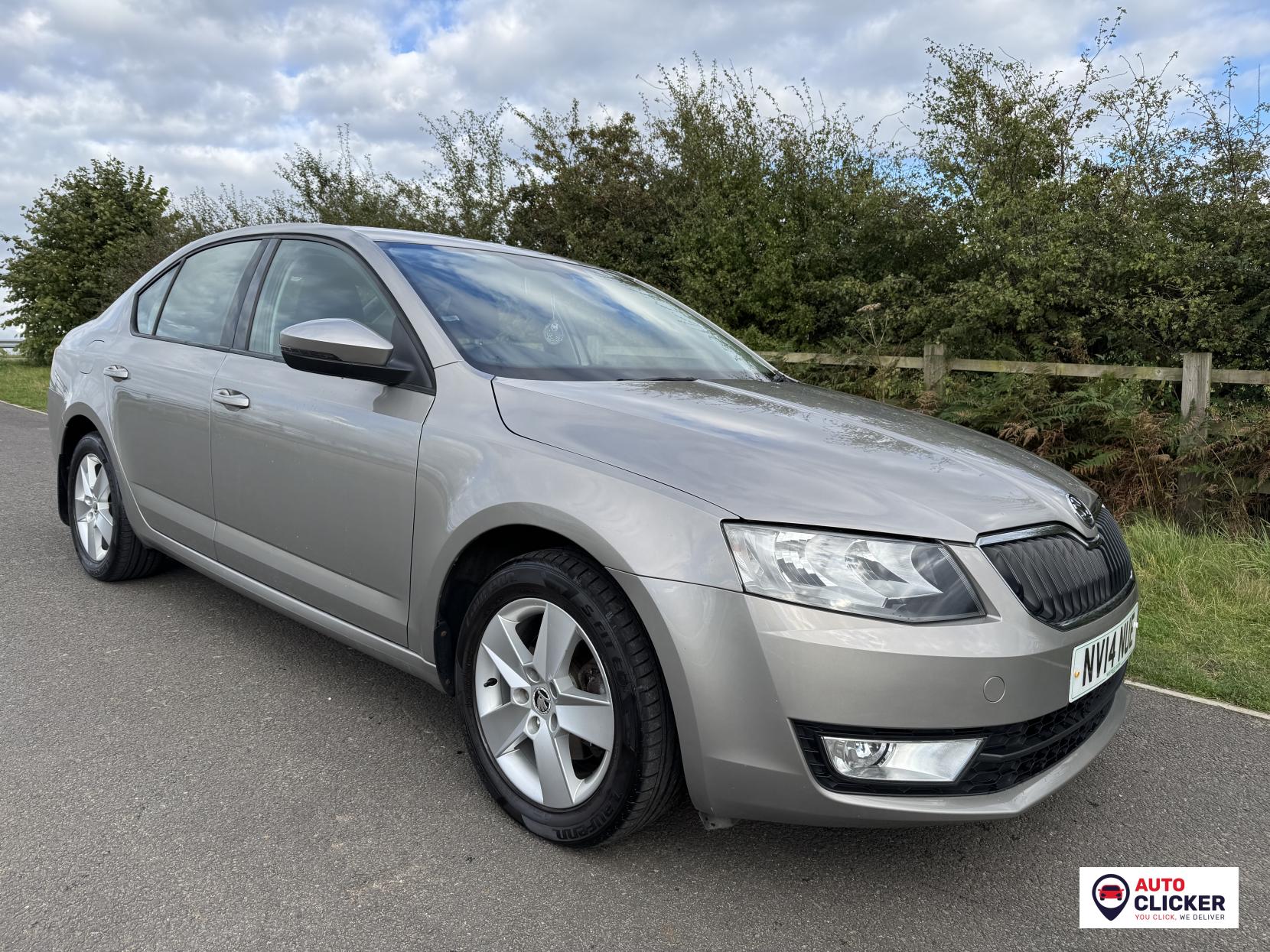 Skoda Octavia 1.6 TDI SE Hatchback 5dr Diesel DSG Euro 5 (s/s) (105 ps)