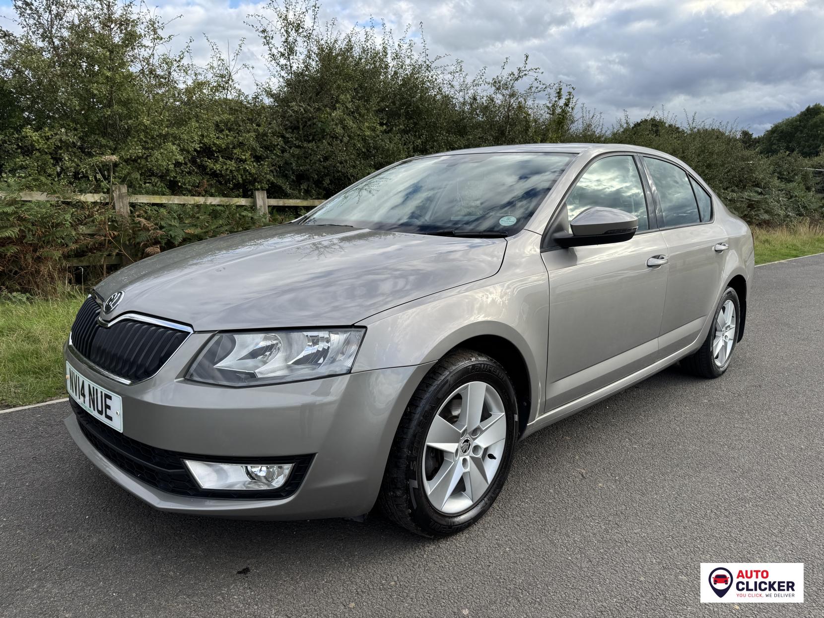 Skoda Octavia 1.6 TDI SE Hatchback 5dr Diesel DSG Euro 5 (s/s) (105 ps)