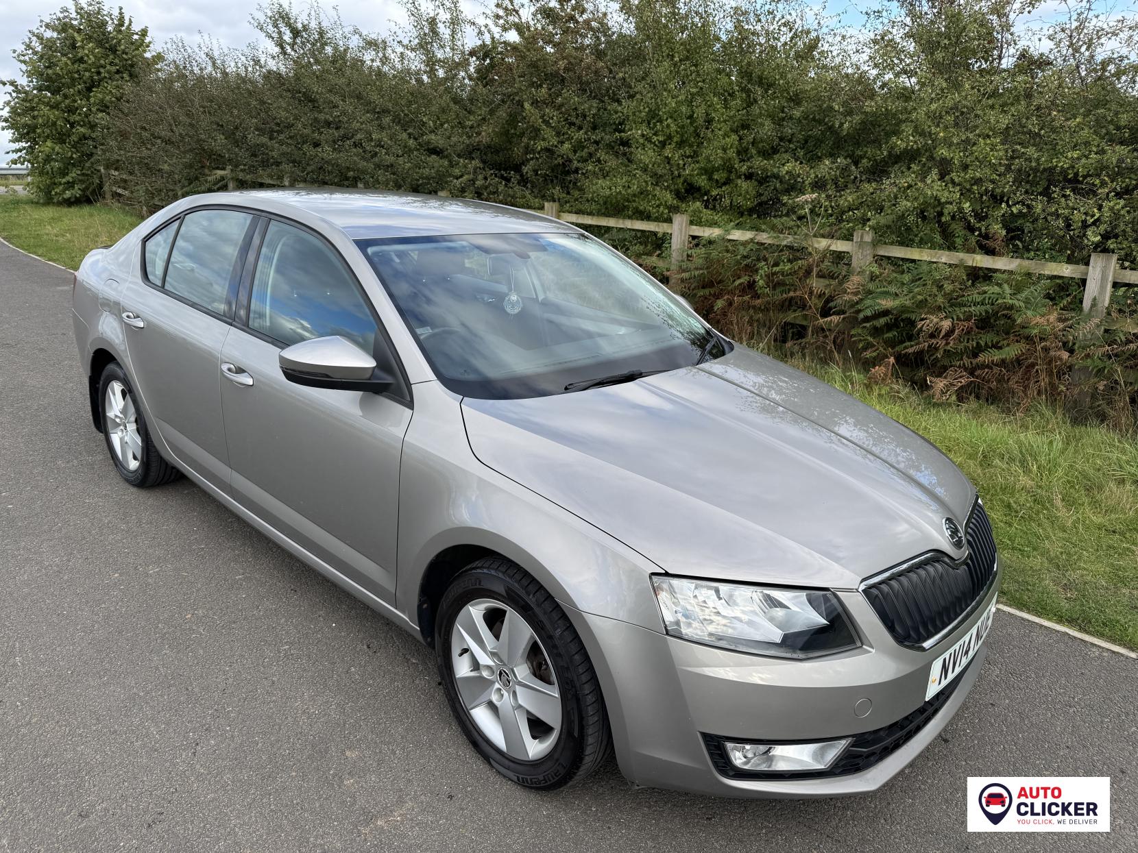 Skoda Octavia 1.6 TDI SE Hatchback 5dr Diesel DSG Euro 5 (s/s) (105 ps)