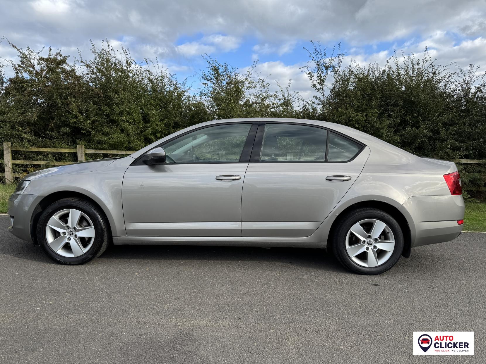 Skoda Octavia 1.6 TDI SE Hatchback 5dr Diesel DSG Euro 5 (s/s) (105 ps)