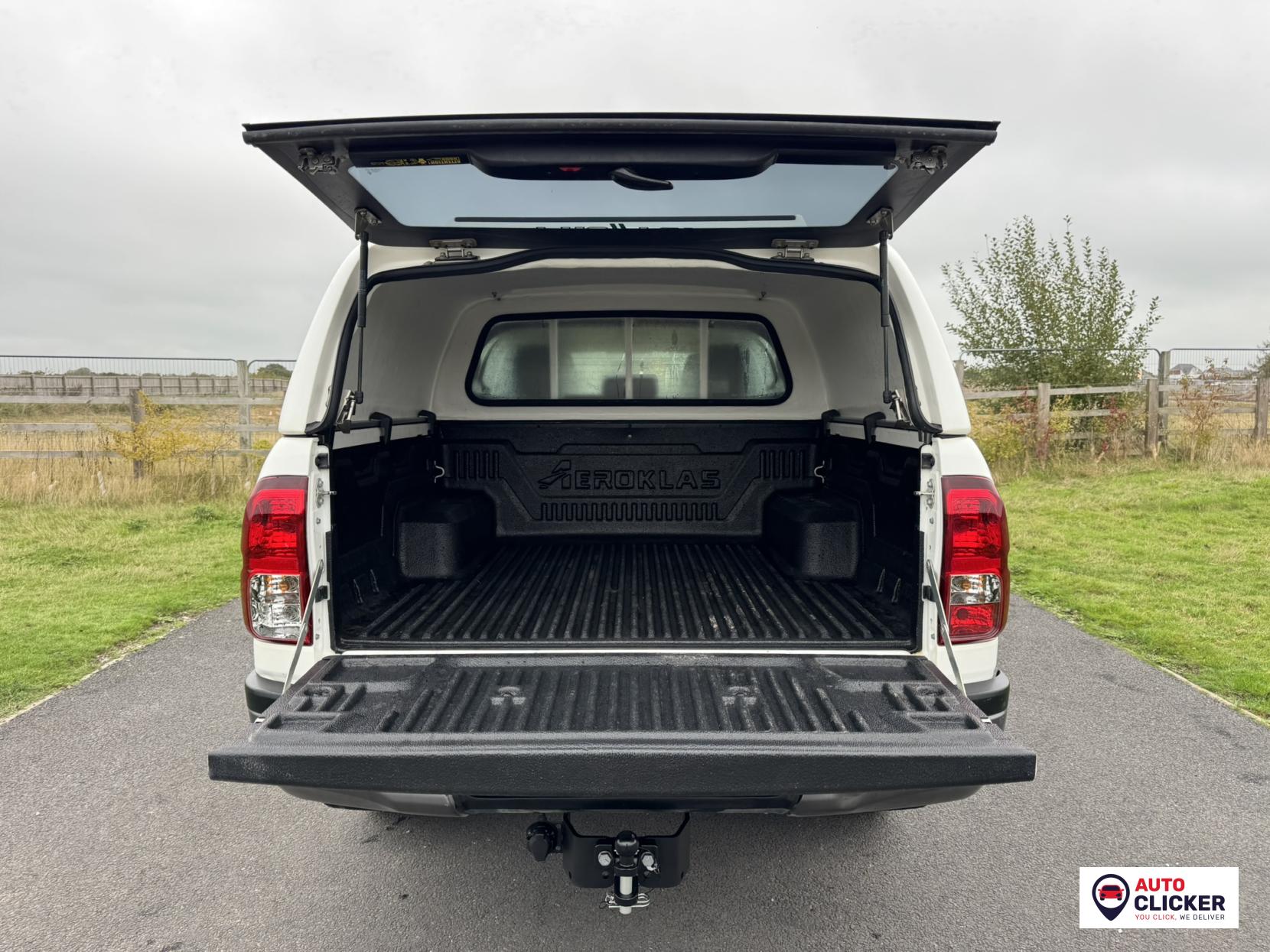 Toyota Hilux 2.4 D-4D Active Pickup Extended Cab 4dr Diesel Manual 4WD Euro 6 (3.5t) (150 ps)