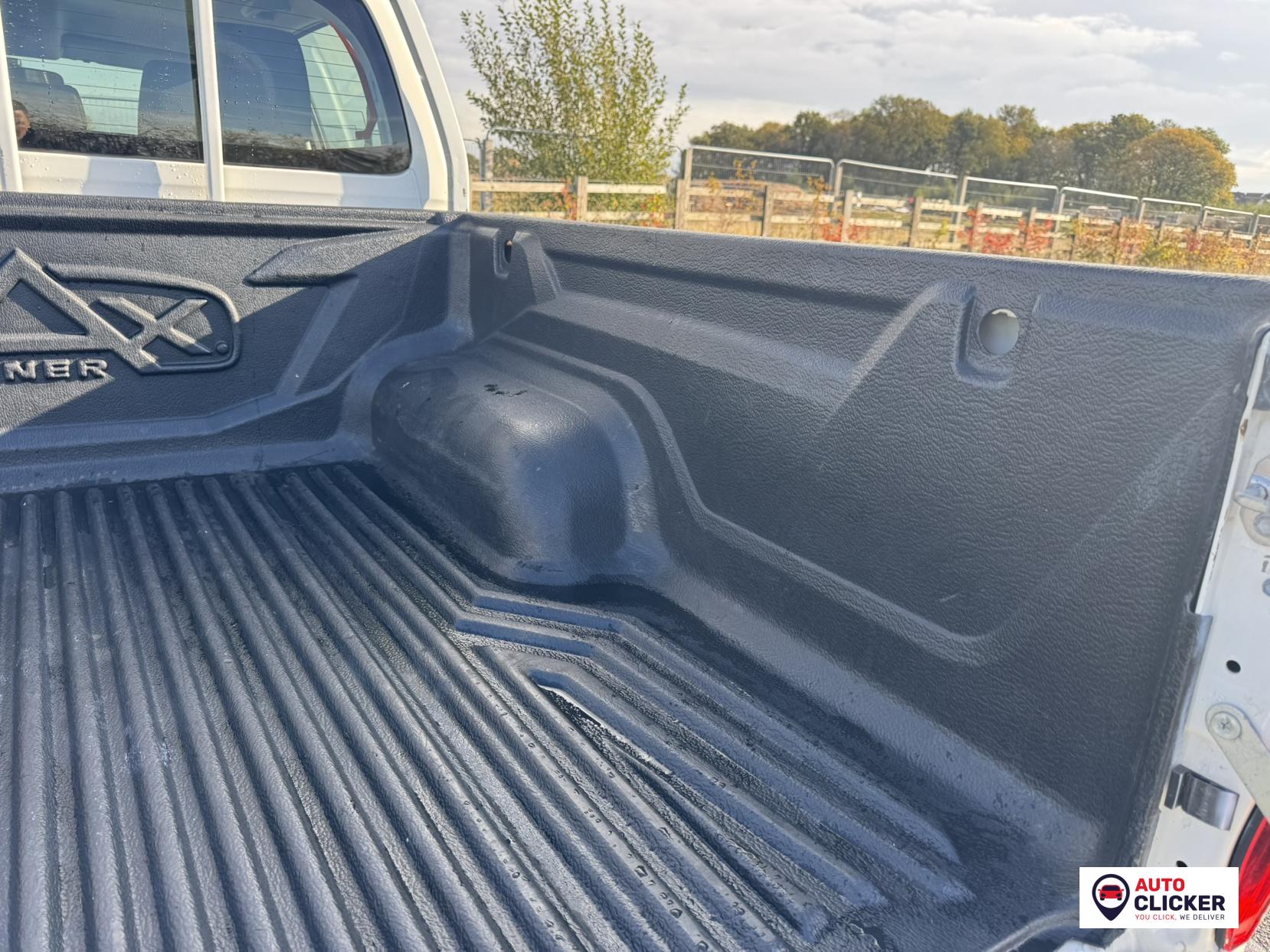 Toyota Hilux 2.4 D-4D Active Extra Pickup Extended Cab 4dr Diesel Manual 4WD Euro 6 (s/s) (150 ps)