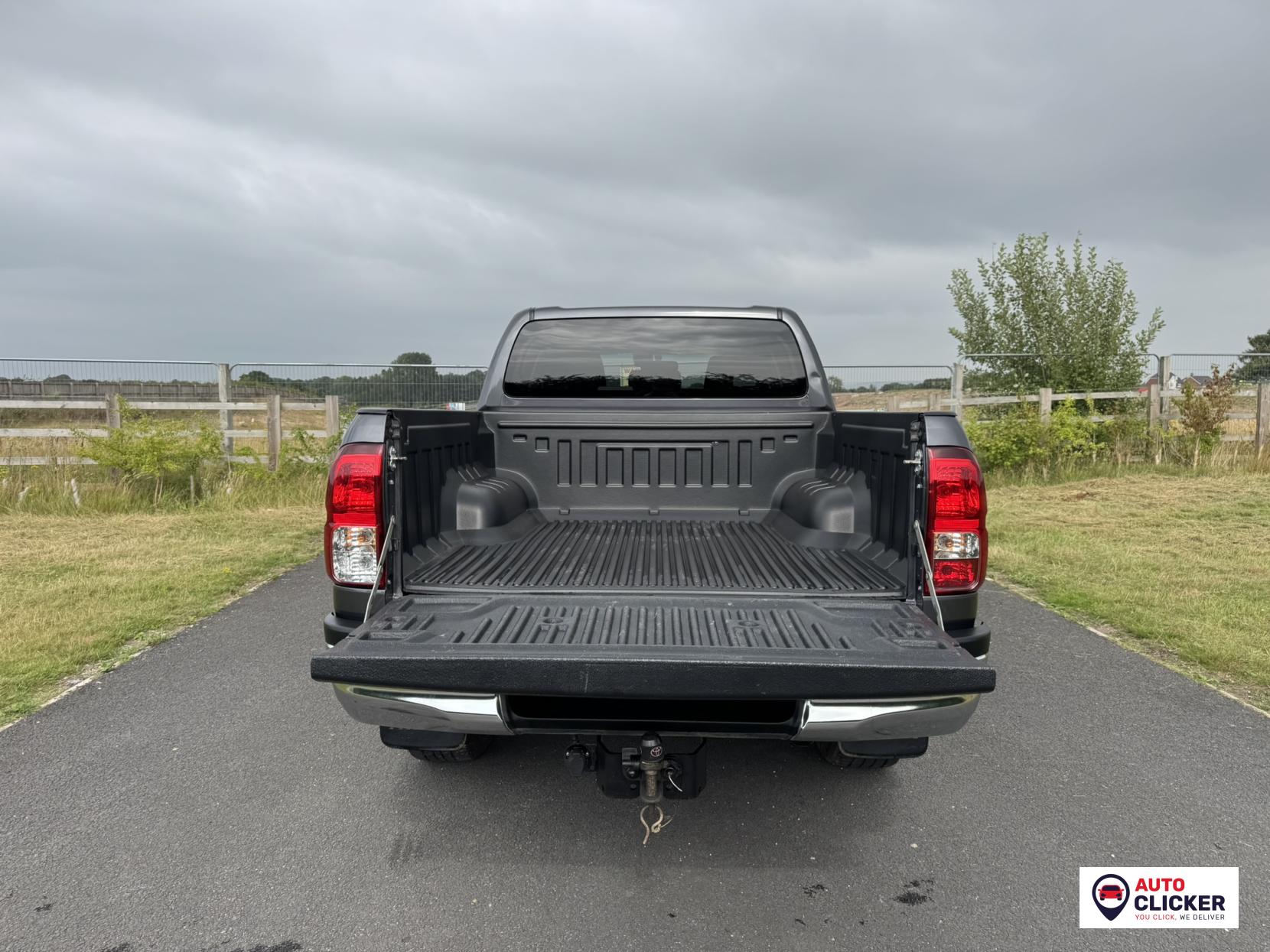 Toyota Hilux 2.4 D-4D Invincible Pickup Double Cab 4dr Diesel Auto 4WD Euro 6 (s/s) (TSS) (150 ps)