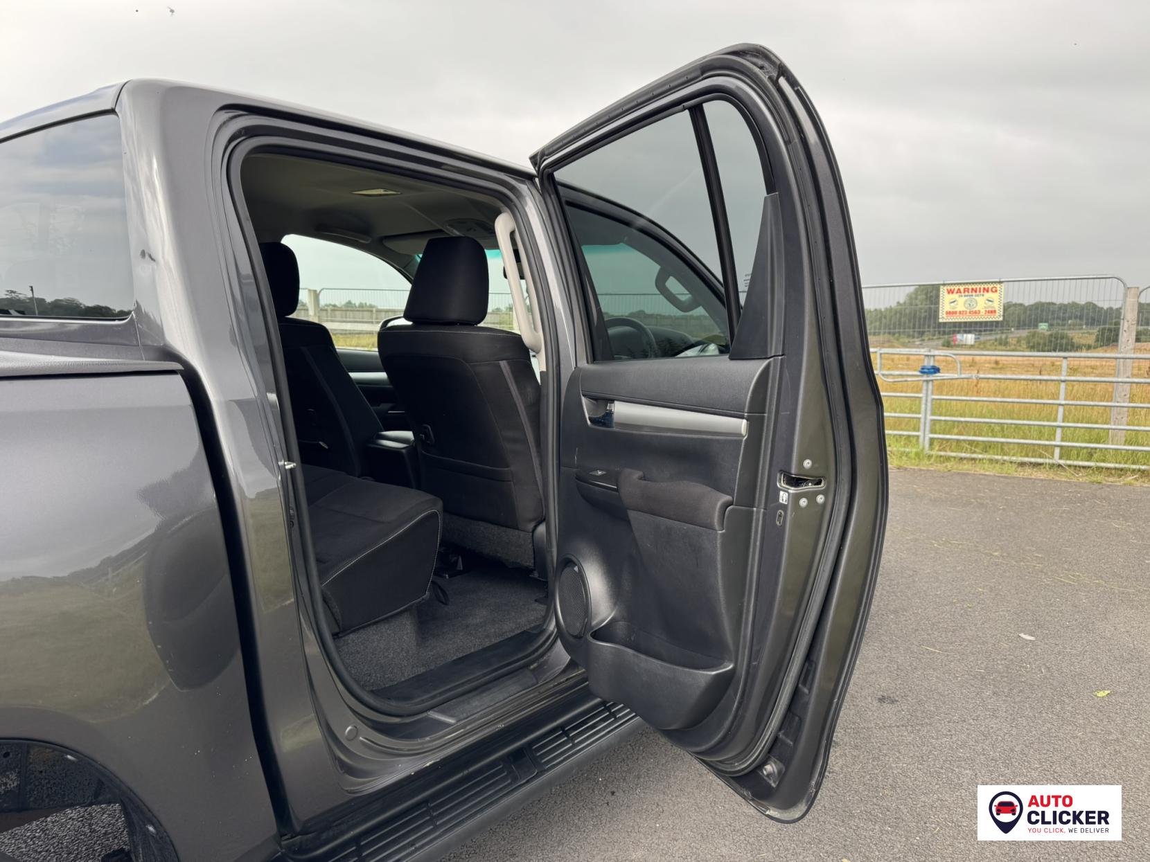 Toyota Hilux 2.4 D-4D Invincible Pickup Double Cab 4dr Diesel Auto 4WD Euro 6 (s/s) (TSS) (150 ps)