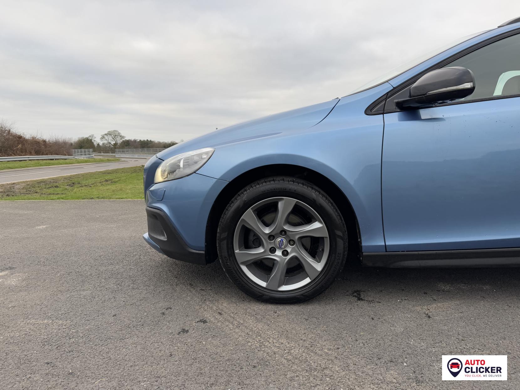 Volvo V40 Cross Country 1.6 D2 Lux Hatchback 5dr Diesel Powershift Euro 5 (s/s) (115 ps)