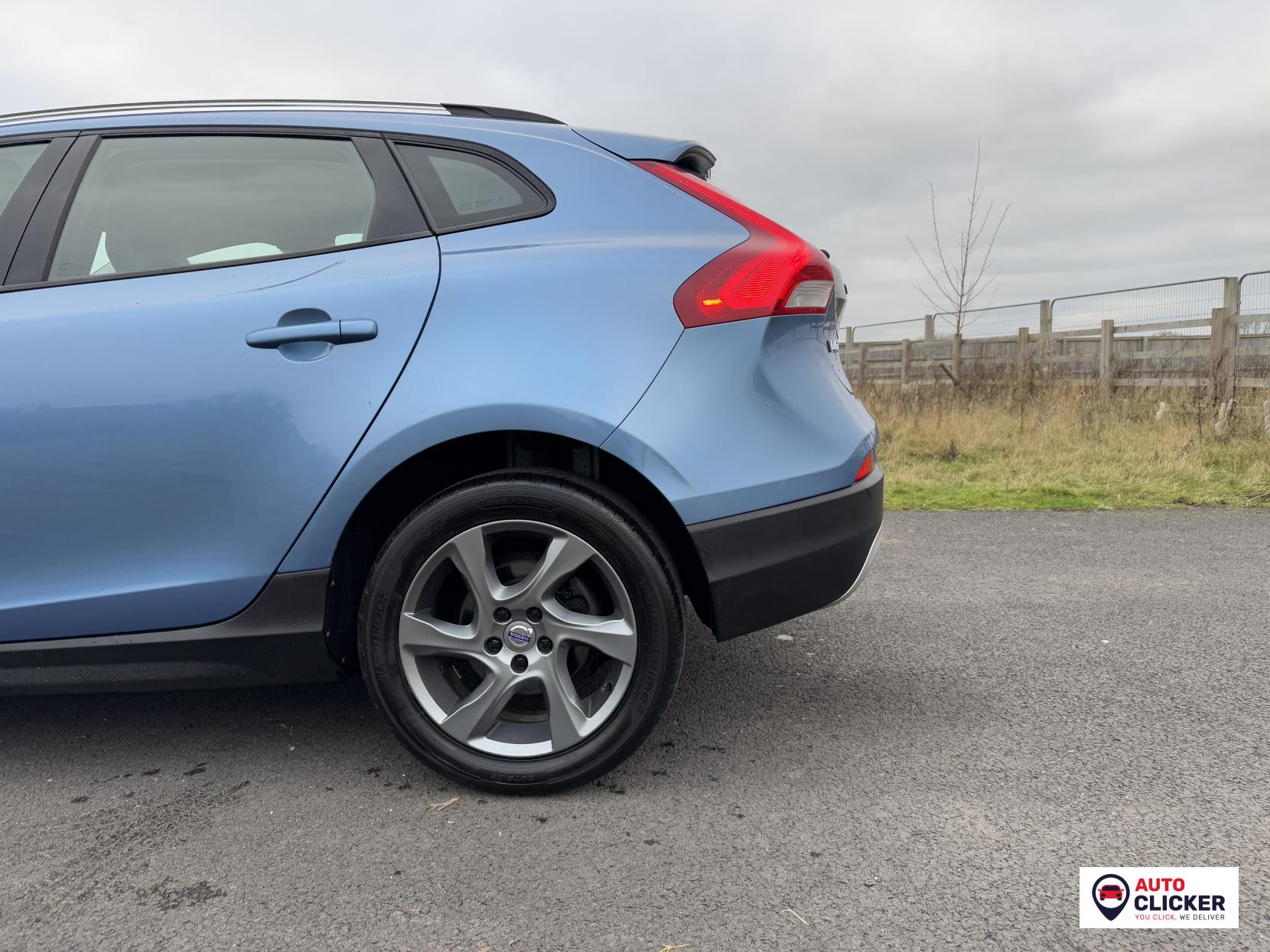 Volvo V40 Cross Country 1.6 D2 Lux Hatchback 5dr Diesel Powershift Euro 5 (s/s) (115 ps)