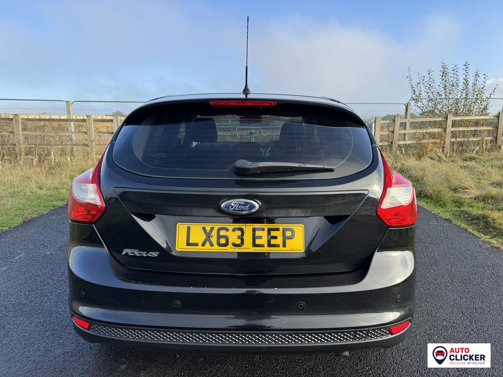 Ford Focus 1.6 Titanium Hatchback 5dr Petrol Powershift Euro 5 (125 ps)